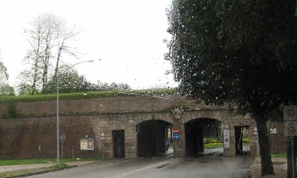 Lucca-CityWall-c-042505-843a